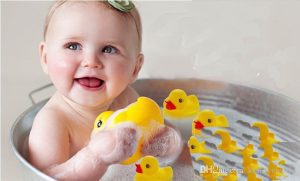 Sekiranya anda merancang untuk mandikan bayi anda di dalam sink atau tab mandi keluarga. Jangan letakkan anak anda ke dalam air, sementara air masih berjalan.