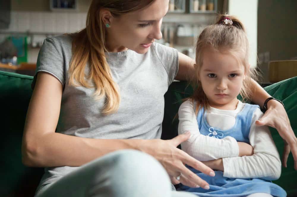 Dengan anak kecil, salah satu cara untuk mengajar atau menghentikan mereka untuk tidak memukul adalah dengan menunjukkan sentuhan lembut.
