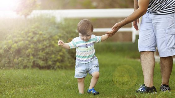 pimpin sambil ajar anak berjalan